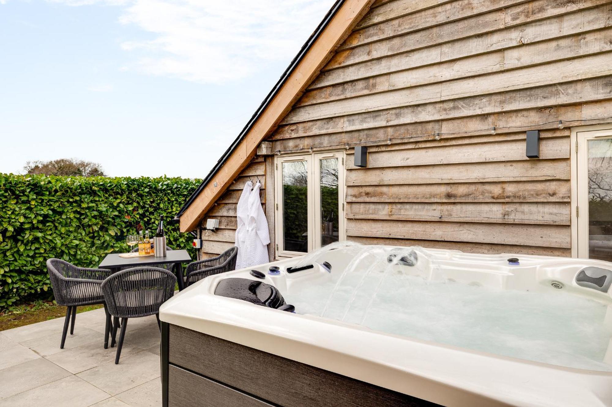 Oak Tree Hideaway Villa Whitchurch  Exterior photo