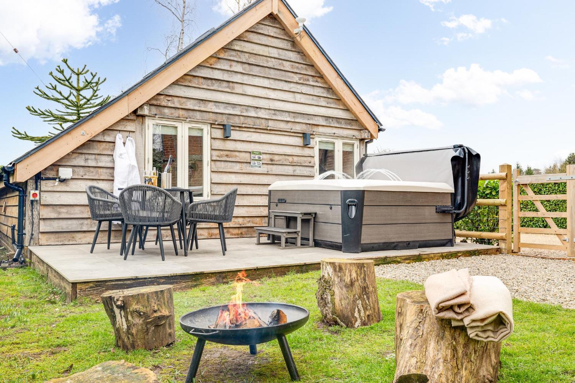 Oak Tree Hideaway Villa Whitchurch  Exterior photo