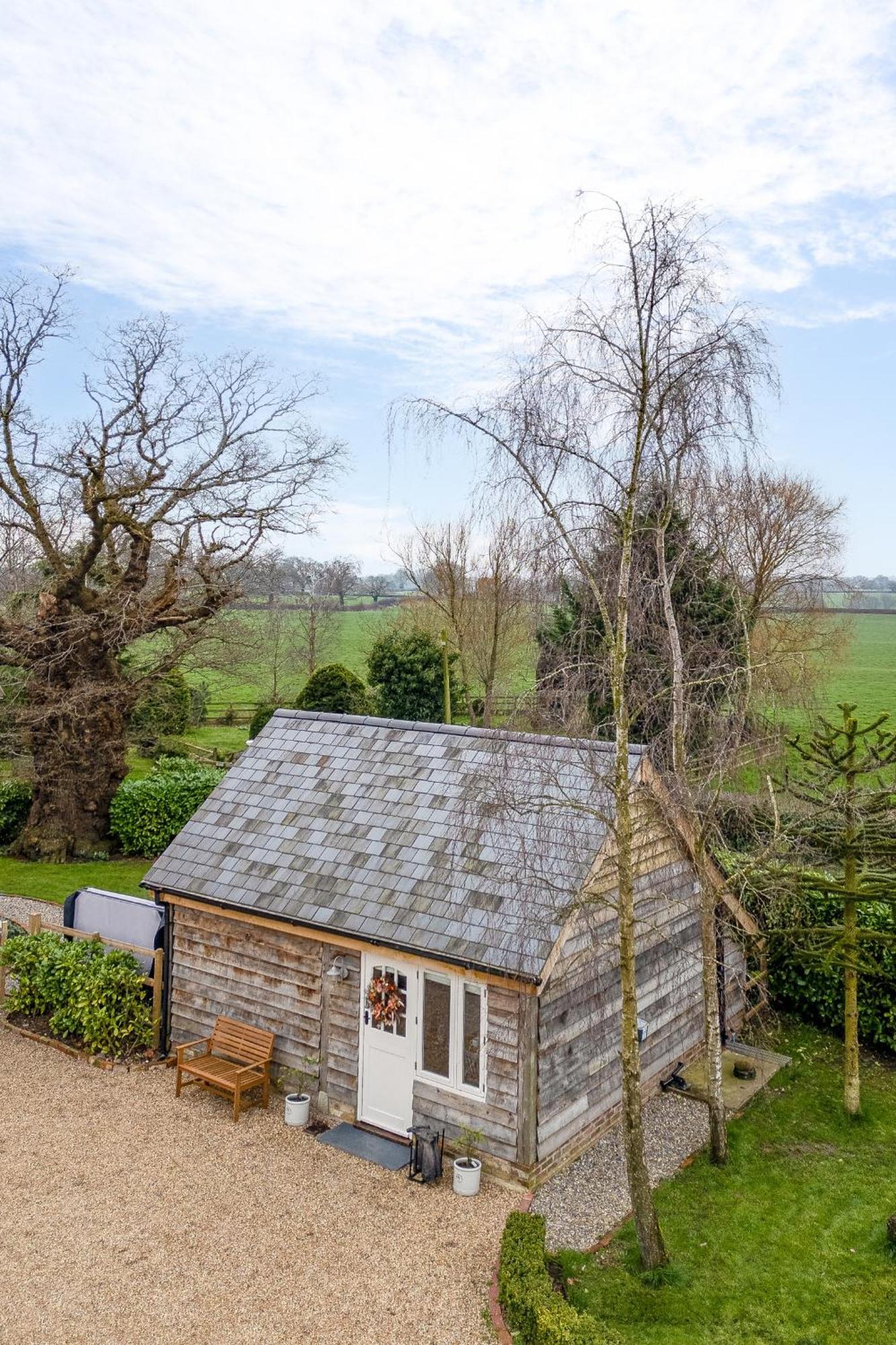 Oak Tree Hideaway Villa Whitchurch  Exterior photo