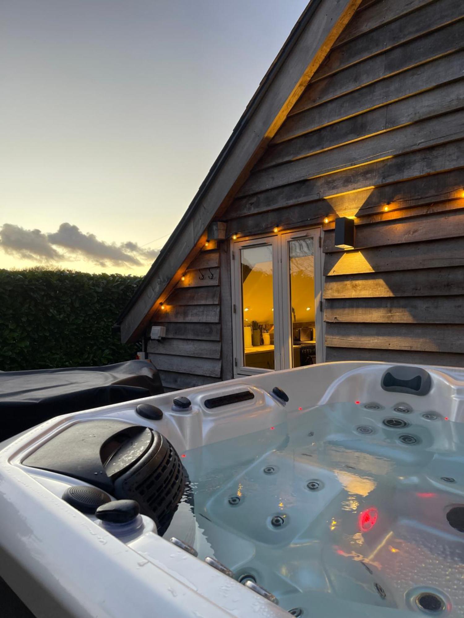 Oak Tree Hideaway Villa Whitchurch  Exterior photo